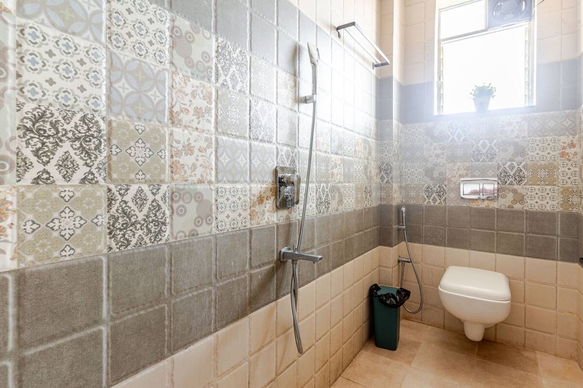 Bathroom with patterned tile work
